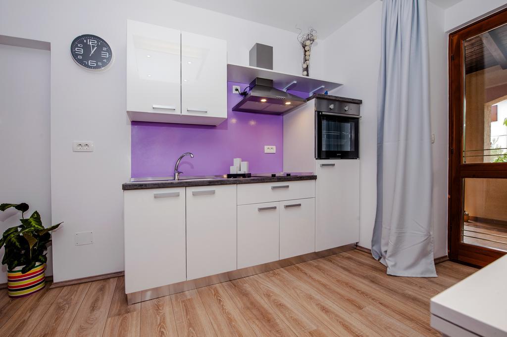 Apartment Api โรวีน ภายนอก รูปภาพ